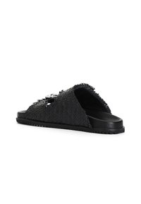 Sandale negre texturate, cu vârf deschis. Partea superioară texturată cu detalii decupate și o talpă plată, netedă.