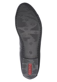Suela de zapato negra con patrones texturizados, que presenta diseños estilizados de flor de lis y un logo rojo. Tamaño marcado como 37.