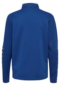 Maglietta atletica blu a maniche lunghe con colletto alto, tessuto testurizzato e accenti a righe contrastanti sulle maniche.