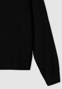 Czarny sweter z długim rękawem, z ribbowanym mankietem i dołem na jasnoszarym tle.