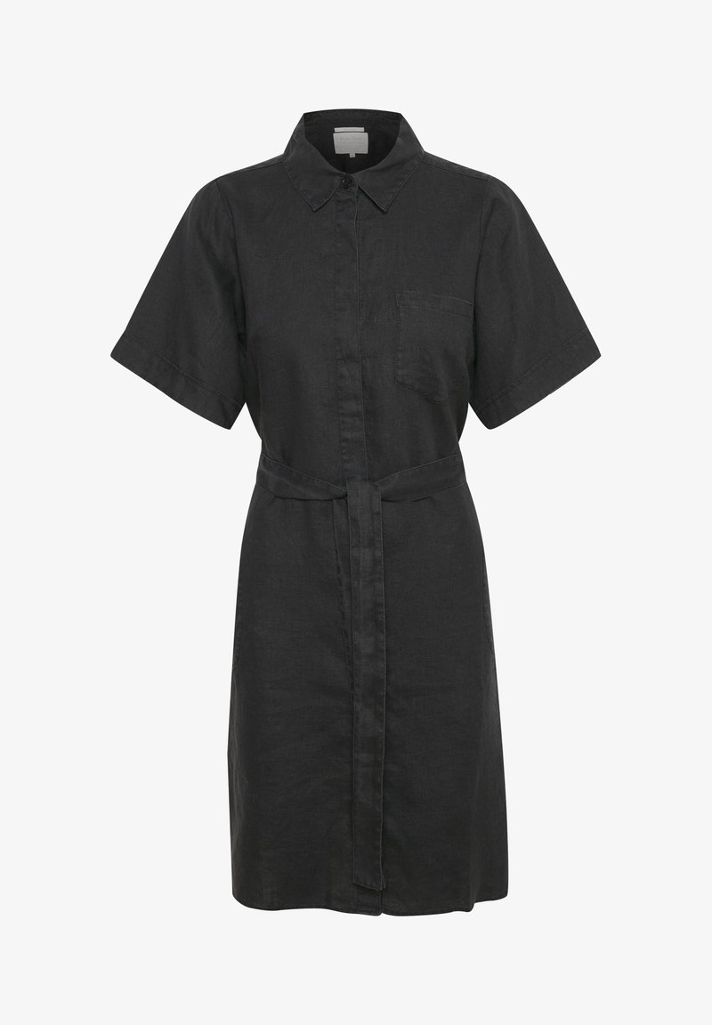 Robe-chemise noire à manches courtes avec col, poche avant, patte de boutonnage cachée et ceinture assortie à la taille.