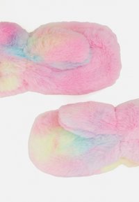Lyserøde, fluffy slippers med kaninformede detaljer og en regnbuestrålende pastelgradient. Blød tekstur, rund tådesign. Ingen synlig hardware.
