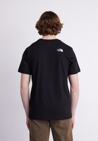 The North Face MOUNTAIN PLAY TEE - Apdrukāts T-krekls - black
