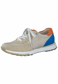 Scarpa sportiva beige con una combinazione di suede e pelle. Lacci bianchi, un accento sul tallone blu e arancione, e una suola in gomma con buona trazione.