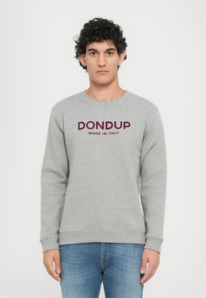 Grå hettegenser laget av bomull, med "DON DUP MADE IN ITALY" brodert i mørkerødt, rund hals og ribbestrikkede mansjetter.