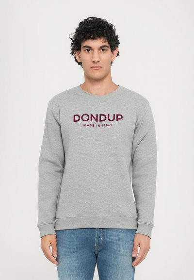 Sweatshirt gris en coton, avec "DON DUP MADE IN ITALY" en broderie rouge foncé, col rond et poignets côtelés.