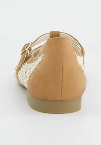 Hnědé kožené boty s tkanými akcenty, pohled z zadní strany. Mají zaoblenou špičku, nízký podpatek a zlatou sponu na boku.