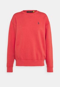 Felpa girocollo color rosso corallo con maniche lunghe e piccolo logo del giocatore di polo navy sul lato sinistro del petto.