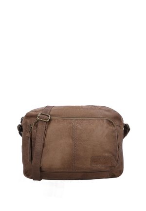 Ruskea nahkainen crossbody-laukku, jossa etutasku vetoketjulla ja säädettävä hihna, yksinkertainen muotoilu ja näkyvät ompelut.