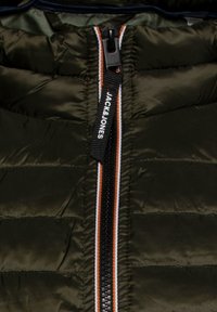 Jack & Jones JJEHERO PUFFER COLLAR - Chaqueta de entretiempo - olive