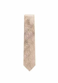 Beige sidenfluga med intrikat spiraldesign, smal form, mjuk textur och en subtil lyster, lämplig för formella tillfällen.