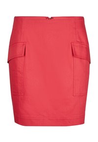 Mini falda roja de tejido suave, con dos bolsillos laterales y una cremallera oculta en la parte posterior. Corte entallado con un dobladillo limpio.