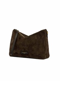 Borsa a pochette in suede marrone con forma triangolare, dotata di chiusura zip e un accento in pelle nera con etichetta logo in oro.
