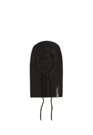 Cagoule en maille côtelée noire avec visage ouvert et deux cordons suspendus à nouer, avec un petit écusson logo blanc près du bord inférieur.