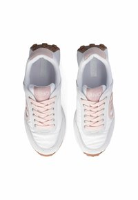 Zapatillas blancas con detalles en rosa, con un upper sintético suave, punta redonda y suela de goma con tracción. Presentan cordones y detalles del logo.