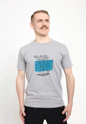 Grijze katoenen t-shirt met een print van een Picasso kunstwerk op een blauwe achtergrond en een zwart lijntekening. Ronde hals, korte mouwen, reguliere pasvorm.