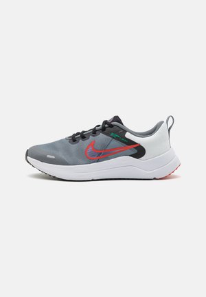 DOWNSHIFTER 12 NN GS - Zapatillas de running neutras - cool grey/light crimson/black/deep royal blue