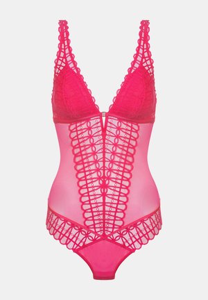 Heldere roze bodysuit met kanten details, doorzichtige mesh-secties, een diepe halslijn en golvende rand. Voorzien van verstelbare banden en een voorste sluiting.