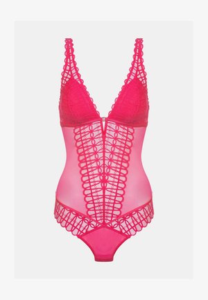 Heldere roze bodysuit met kanten details, doorzichtige mesh-secties, een diepe halslijn en golvende rand. Voorzien van verstelbare banden en een voorste sluiting.