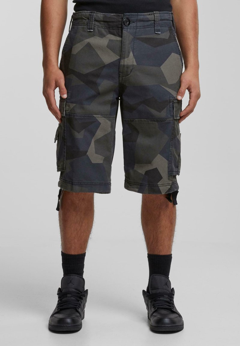 Cargo-shorts i mörkgrått med geometriskt kamouflage-mönster. Tillverkade av slitstark tyg. Har sidofickor och justerbara fållar.