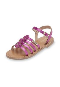 Sandal de color rosa metálico con múltiples correas, suela plana y un hebilla en el tobillo. Plantilla de cuero marrón con costuras tonales para mayor durabilidad.