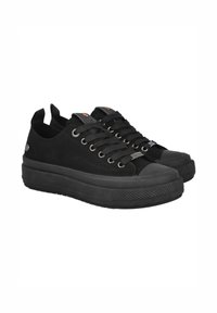 Zapatillas de lona negras con puntera redonda, capuchón de goma reforzado, diseño de cordones y suela de goma texturizada negra. Presenta tiradores dobles.