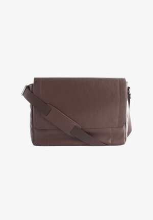 Ruda odinė pasiuntinio kuprinė su uždengiamuoju dangčiu ir reguliuojamu peties diržu. Turi tekstūruotą paviršių ir minimalizmą atitinkantį dizainą.