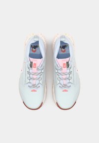 Jasnoniebieskie buty sportowe z różowymi akcentami i nakrapianymi podeszwami. Posiadają siateczkową cholewkę, wzorzyste sznurówki oraz wyściełany kołnierz.
