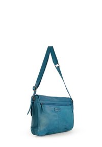 Turquoise leren crossbody tas met verstelbare schouderriem, voorklep met ritssluiting en logo-detail. Streaker textuur en rechthoekige vorm.