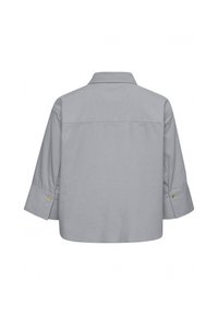 Chemise grise légère avec col et manches trois-quarts. Équipée de poignets boutonnés et d'un empiècement au dos. Texture lisse, coupe décontractée.
