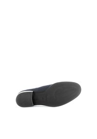 Zapato azul marino con parte superior de tela suave, punta redondeada, acento plateado en el talón y suela de goma negra texturizada.