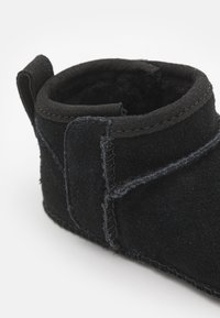UGG BABY CLASSIC ULTRA MINI UNISEX - Primeiros sapatos - black