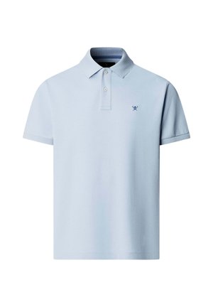 Jasnoniebieska koszulka polo z krótkim rękawem, zapinana na dwa guziki, z małym, ciemnoniebieskim logo skrzyżowanych wioseł na lewej piersi.