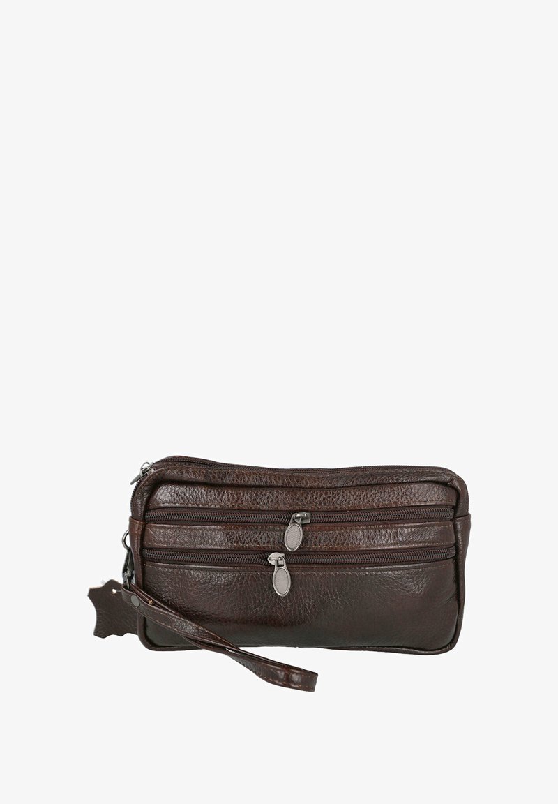 Pulsera de cuero marrón con dos compartimentos con cremallera, exterior texturizado y una correa para la muñeca. Cuenta con herrajes en tono plateado y una etiqueta decorativa.