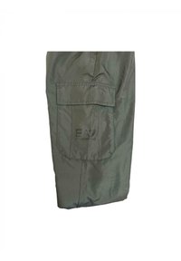 Grüne Nylon-Cargohosen mit einer Gesäßtasche mit dem EA7-Logo, gestickten Details und einer leicht glänzenden Textur.
