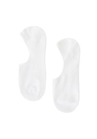 Pár jednoduchých bílých kotníkových ponožek bez viditelnosti, rozložených na bílem pozadí.