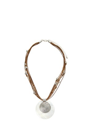 Collier en cordon multi-brins marron avec de petites perles argentées et un grand pendentif rond présentant un motif métallique en spirale.