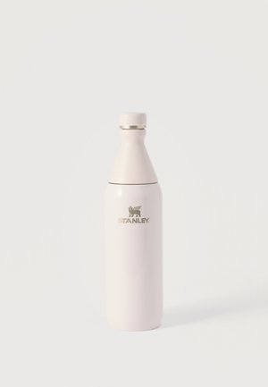 Witte Stanley geïsoleerde waterfles met schroefdop, rechtopstaand op een effen lichte achtergrond.