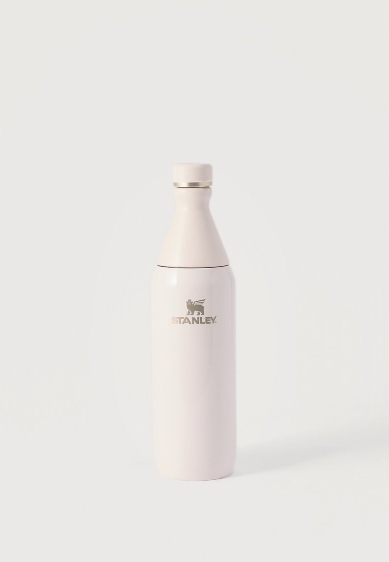 Λευκό μονωμένο μπουκάλι νερού Stanley με βιδωτό καπάκι, όρθιο σε απλό φωτεινό φόντο.