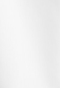 Leere weiße Texturoberfläche mit dezentem gewebtem Stoffmuster und leichten Schattenvariationen.