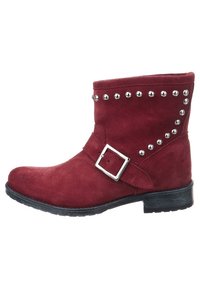 Bottine en daim rouge avec boucle et accents cloutés, dotée d'un bout arrondi et d'une semelle en caoutchouc plate pour une durabilité optimale.