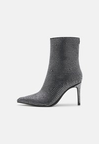 Svarte ankelstøvler med spiss tå og stiletto-hæler, dekket av rhinestones for en teksturert og glitrende finish.