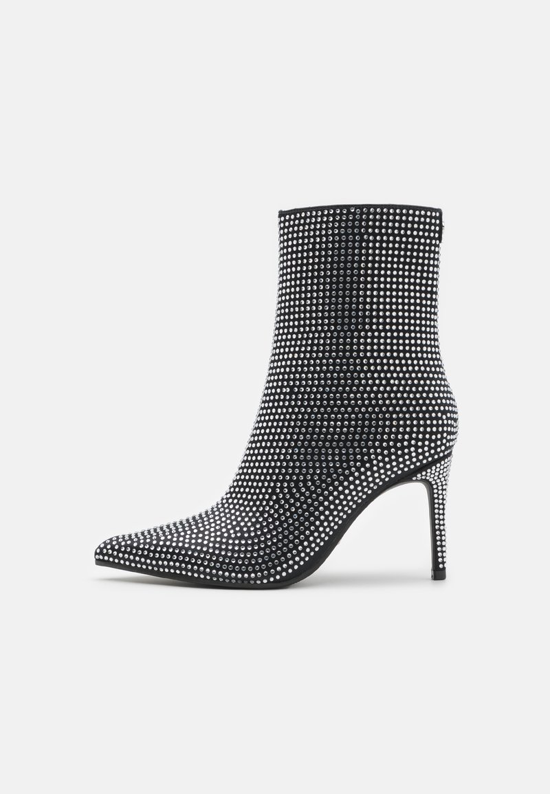 Svarte ankelstøvler med spiss tå og stiletto-hæler, dekket av rhinestones for en teksturert og glitrende finish.