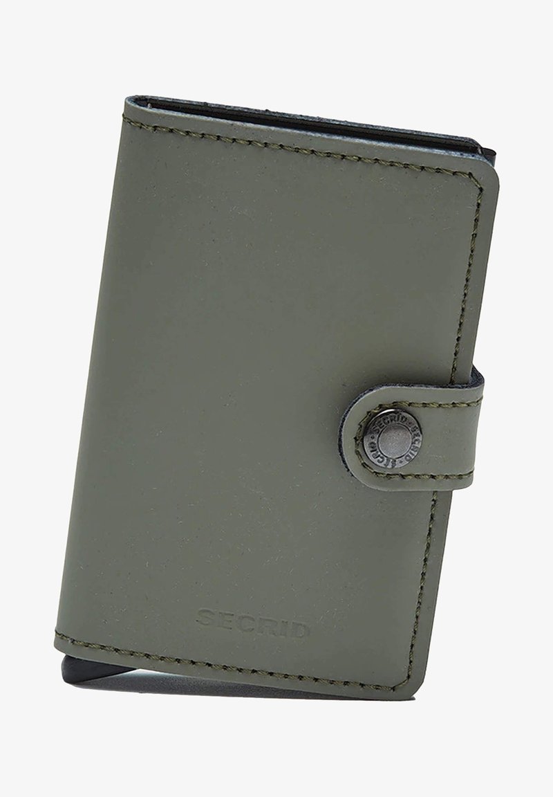 Portafoglio in pelle verde oliva con finitura opaca, dotato di chiusura a bottone a pressione e cuciture sottili. Il logo del marchio è impresso sulla parte anteriore.