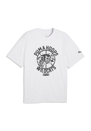 T-shirt blanc Puma à manches courtes avec texte noir "Puma Hoops Wildcats" et un graphisme de chat sauvage rugissant dans le contour d'un ballon de basket.