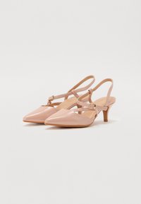Lys rosa patentlær slingback hæler med spisse tær og en liten blokk hæl. Har kryssede stropper med en gullfarget spenne som pynt.