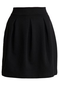 Mini-jupe noire texturée avec une taille haute et des plis subtils créant une légère silhouette évasée.