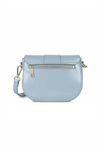 Lichtblauwe leren crossbody tas met een ronde vorm, een ritssluiting aan de voorkant en een afneembare schouderband. Gladde textuur en minimalistisch ontwerp.