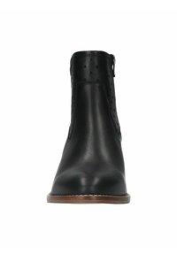Stivaletto in pelle nera con dettagli traforati, superficie liscia, punta rotonda, cerniera laterale e tacco in legno basso. Design semplice ed elegante.