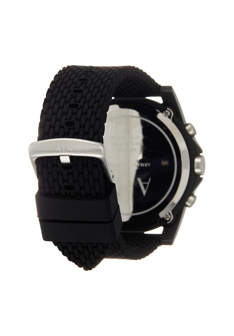 Correa de reloj de silicona texturizada negra con hebilla plateada grabada con "A|X" adjunta a la parte trasera de un reloj cronógrafo negro.